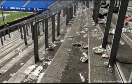 Leere Stehplätze im Stadion mit Müll nach einem Sportevent