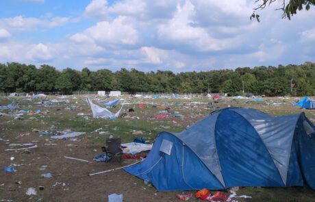 Ein vermüllter Zeltplatz nach einem Festival